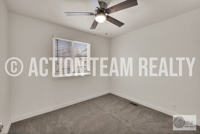 Building Photo - Remodeled Townhome in Cottonwood Heights!