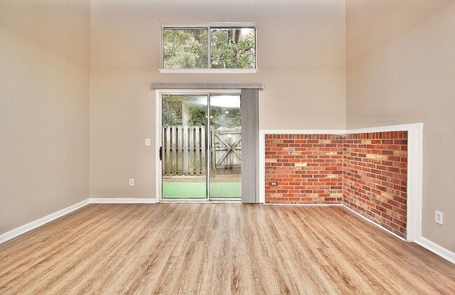 Building Photo - Newly Renovated SouthPark Townhome for Imm...