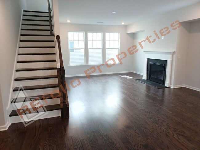 Building Photo - Gorgeous 4 Bedroom House with 1st Floor Pr...
