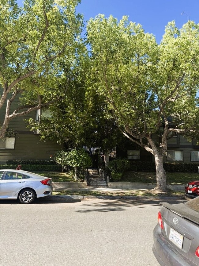 Building Photo - SPACIOUS AND BRIGHT 2 BED +2.5 BATH CONDO!...