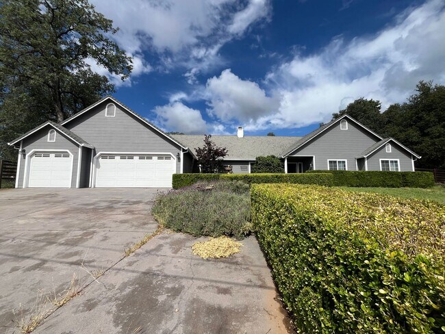 Building Photo - Country Living in Ranchland Acres!