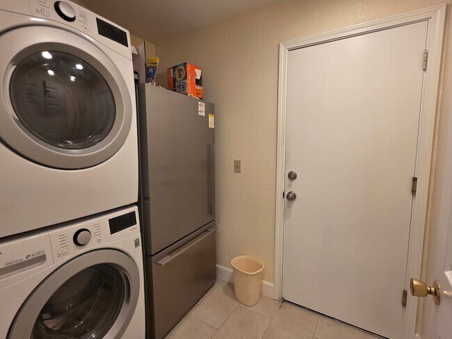 Building Photo - Northwest 4 bedroom, 2 bath with AMAZING V...