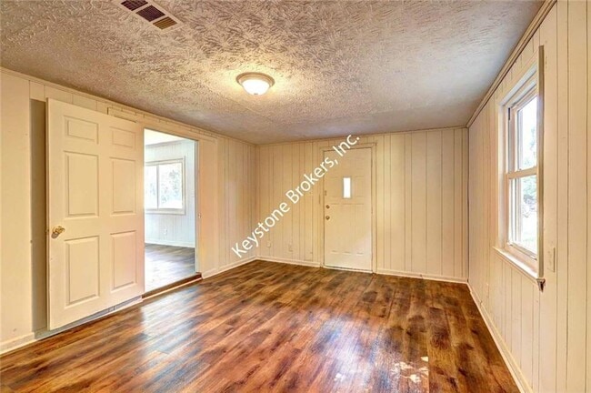 Building Photo - 2423 Thrasher Ave