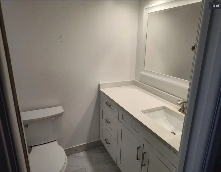 master bathroom - 3050 N Palm Aire Dr