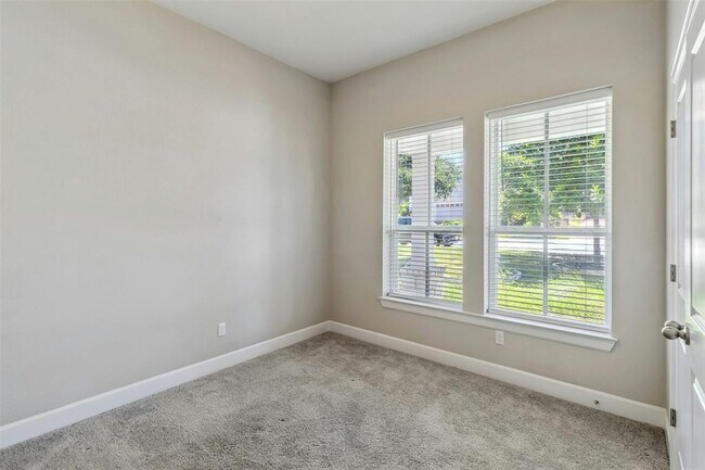Building Photo - 283 Dayridge Dr