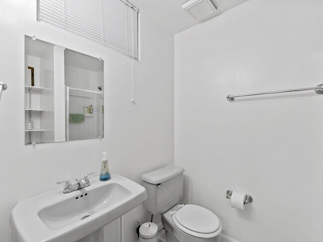 Building Photo - "Spacious 4-Bed Oasis with Scenic Views an...