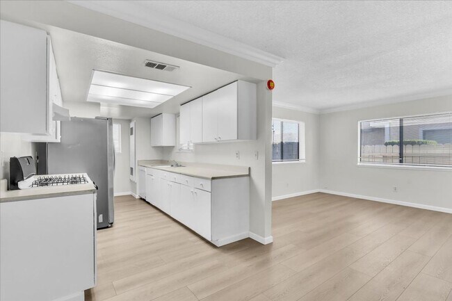 Building Photo - Spacious 2-Bedroom Townhome in Hesperia, CA!