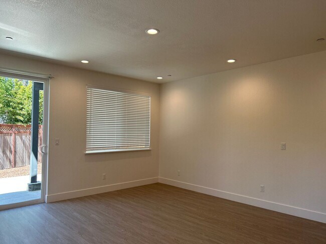 Building Photo - Coming soon! 2 bed 1 bath townhome with attached garage