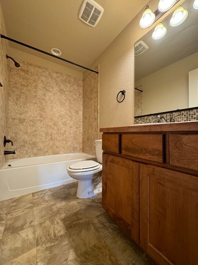 Building Photo - Beautiful 4 Bed 3 1/2 Bath home in Ridgen Farm.