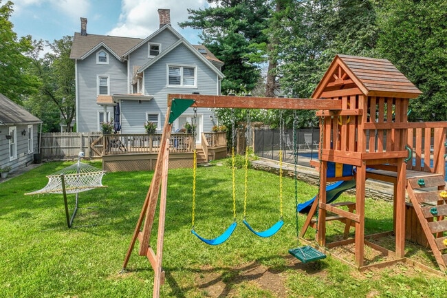 Building Photo - 139 W 4th Ave