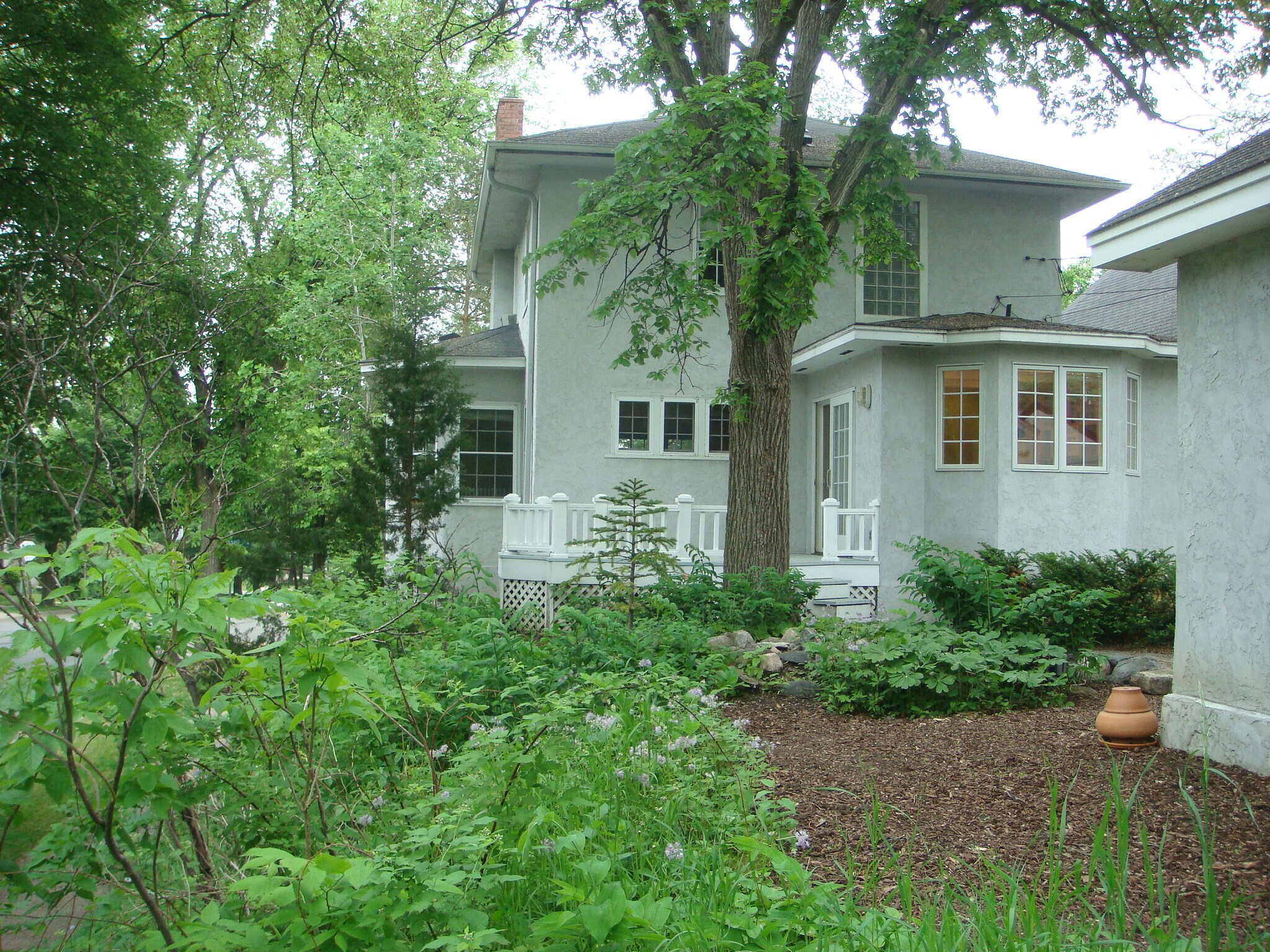 Building Photo - 202 Russell Ave S