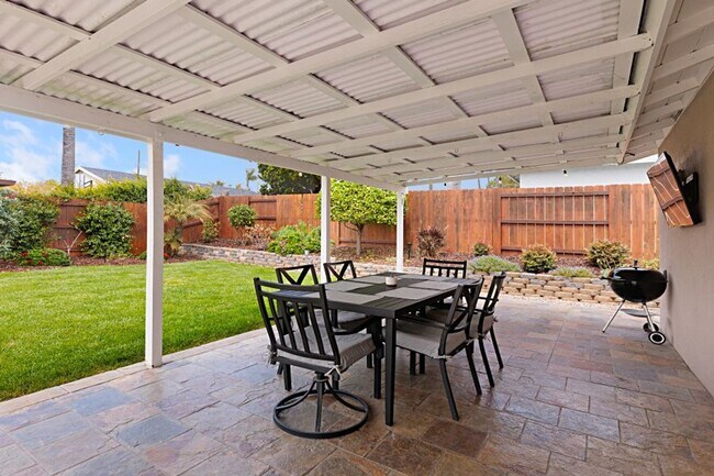 Building Photo - 3 bed 1.5 baths + 2 car garage with a larg...