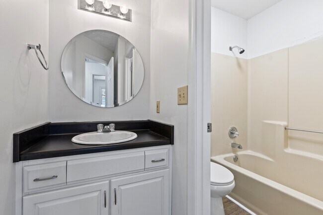 Building Photo - 463 Reede St