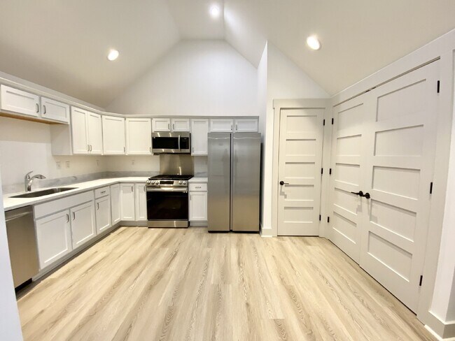 Building Photo - One Bedoom w/ Office Space, In the Heart of Old Town Bluffton!