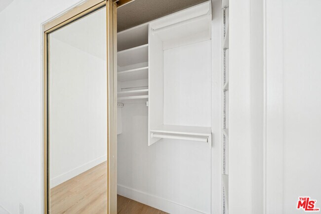 Building Photo - 919 S Sherbourne Dr