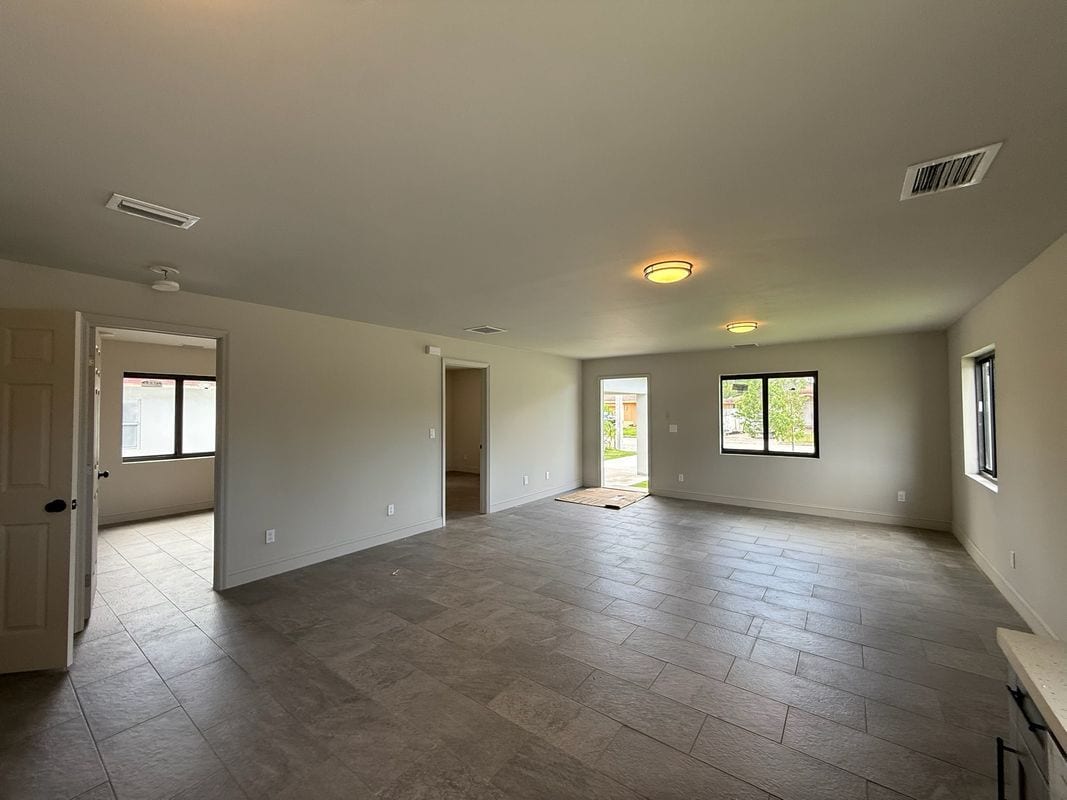 Building Photo - 2806 NW 9th Ct