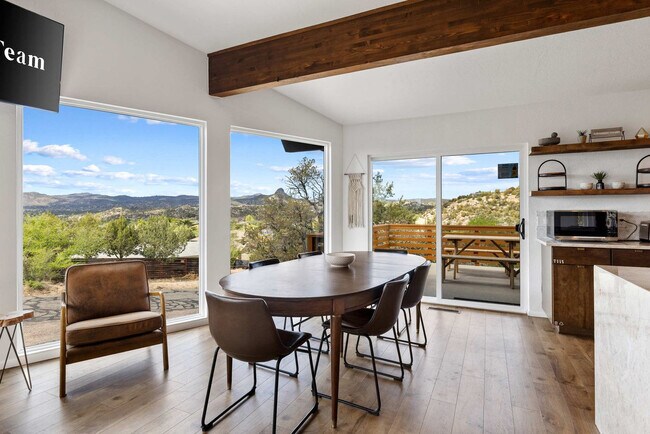 Building Photo - 828 Black Dr