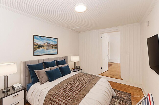 Building Photo - 2 bed/1 bath on King St. Live in the Heart...