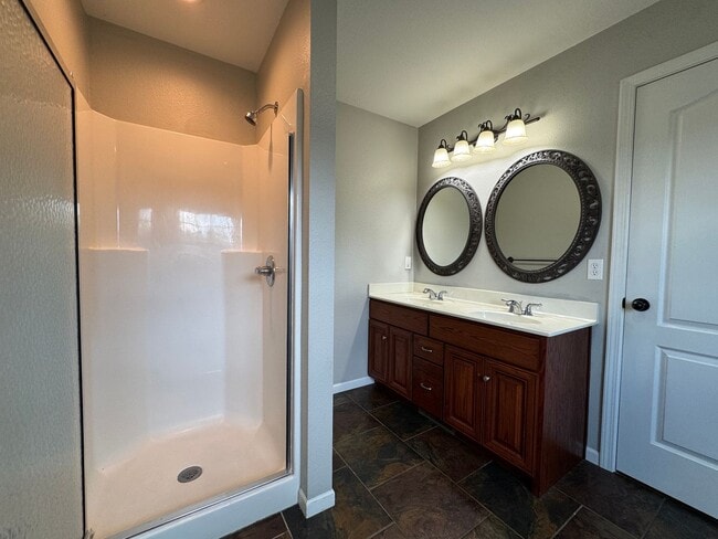 Building Photo - Well Maintained 4 Bedroom with a Privacy F...