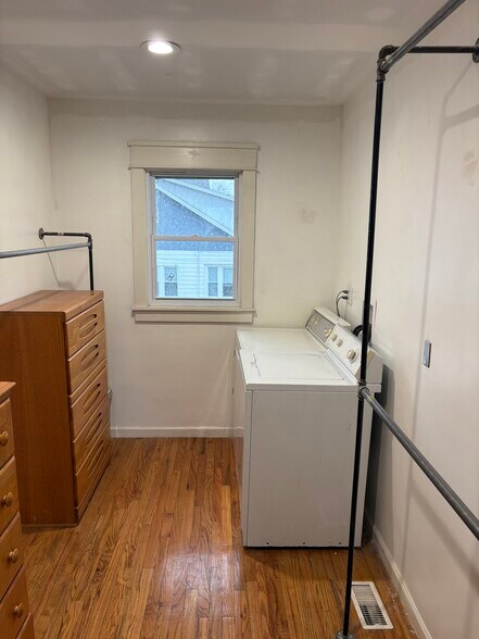 Building Photo - 115 N Maple St