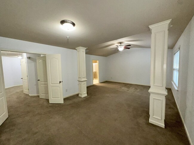 Building Photo - 2249 Knoxhill View