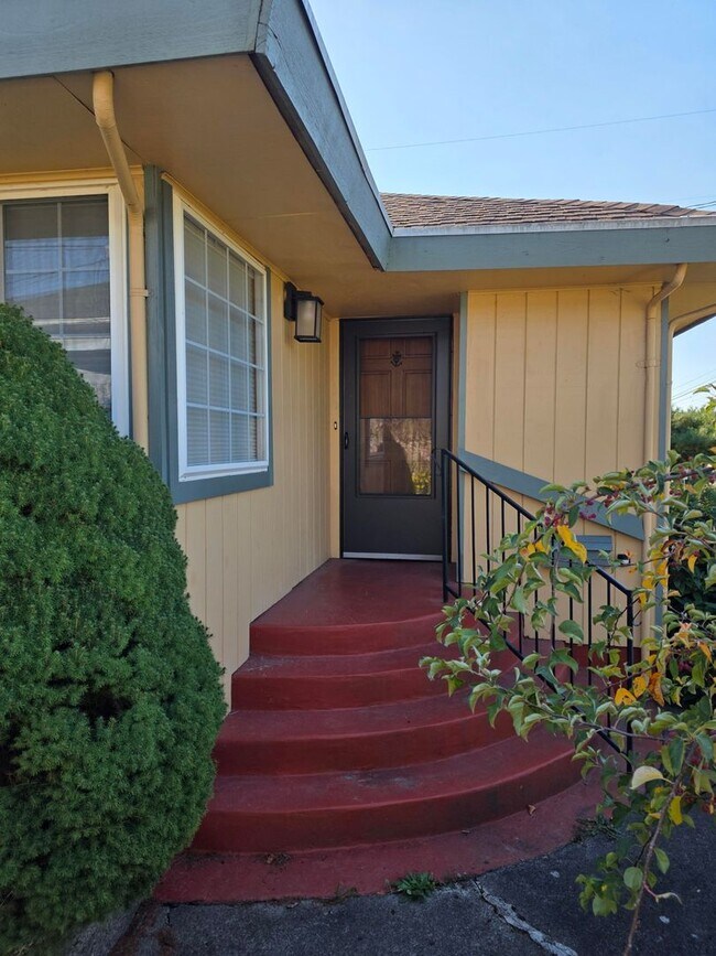 Primary Photo - 2 Bedroom Home in Manette!
