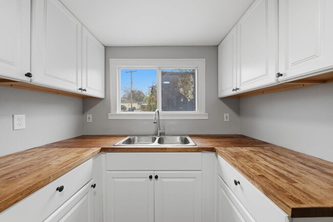 Building Photo - 228 E Siebenthaler Ave