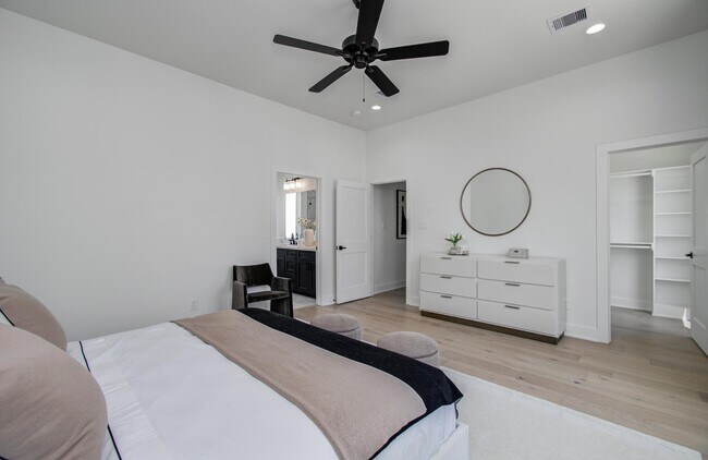 Building Photo - 8702 Ojeman Villas Dr