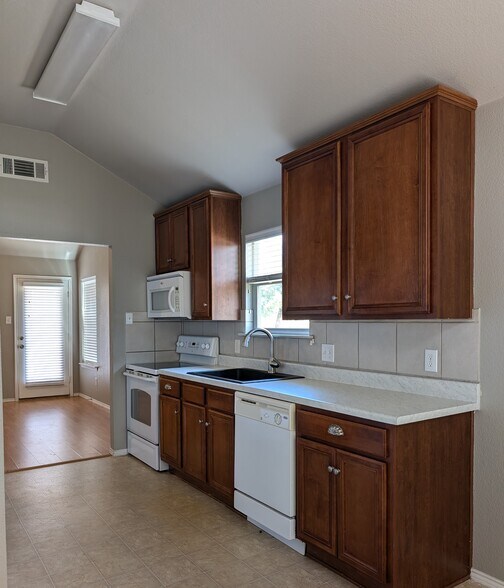 Kitchen - 525 Oxford Loop