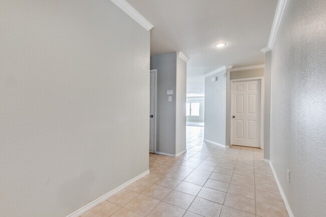 Building Photo - 1413 Lone Pine Dr