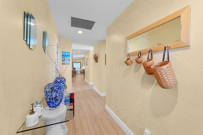 Building Photo - 6809 SE Yorktown Dr