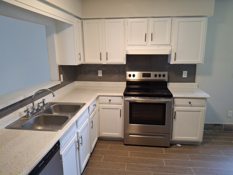 Kitchen - 10961 Peppermill Ln