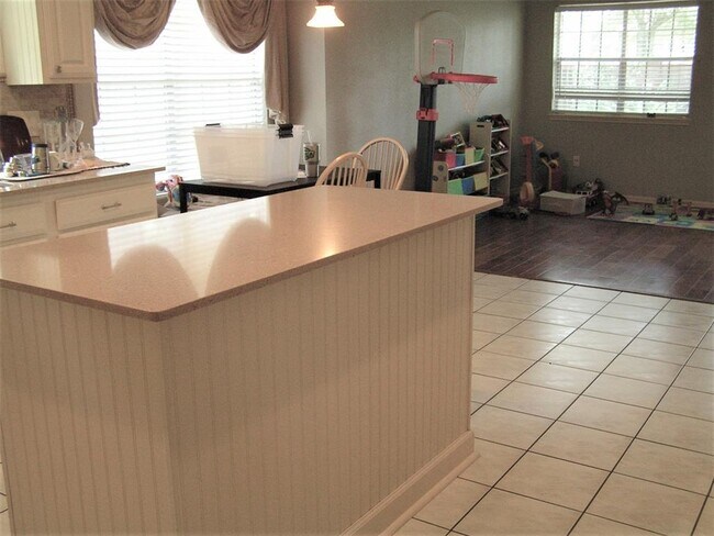 Building Photo - 1111 Valley Acres Rd