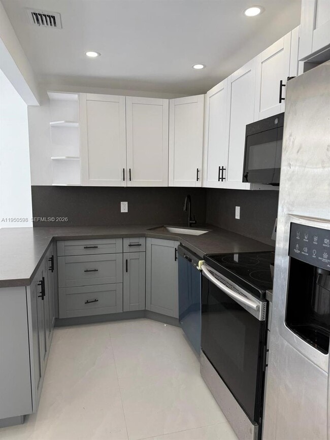 Building Photo - 1054-1058-1058 SW 2nd St