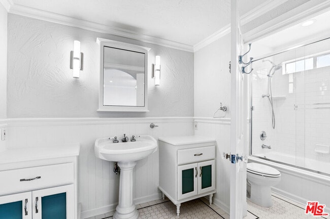 Building Photo - 916 N Alfred St