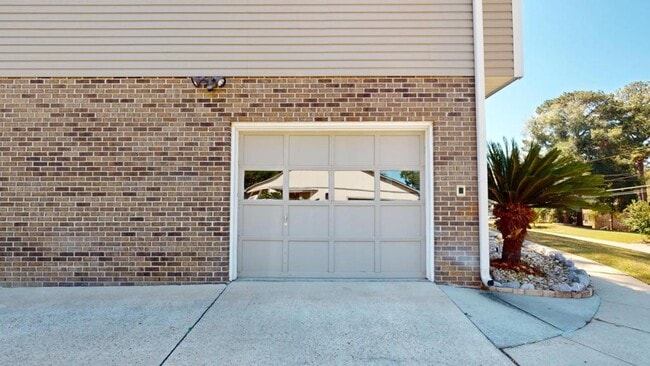 Building Photo - 110 Oakland Dr