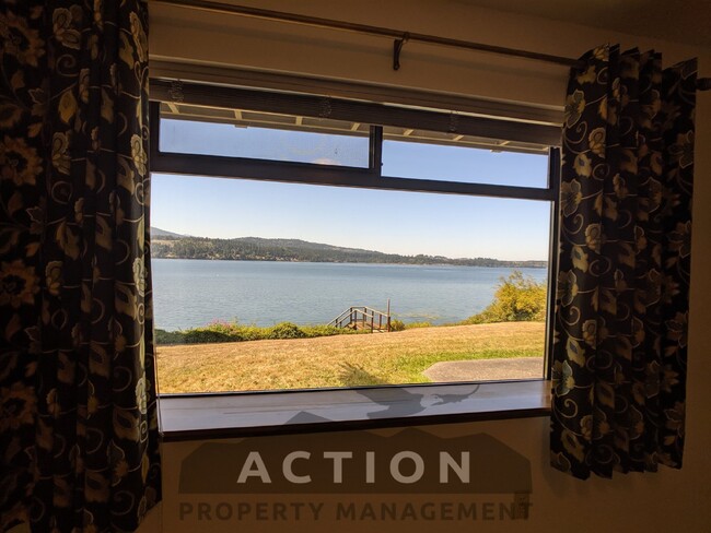 Building Photo - Waterfront home with fantastic view of Seq...