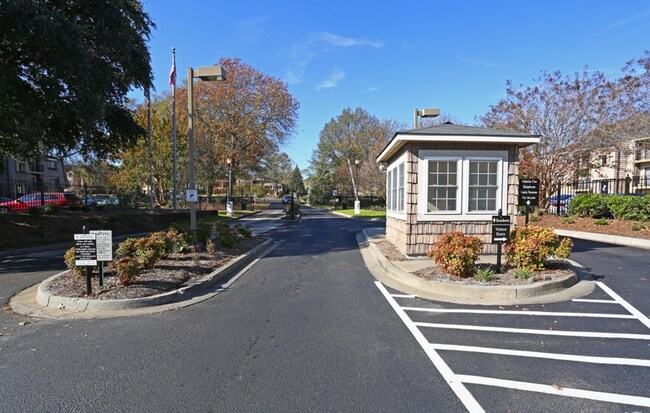 Building Photo - 410 Old Manor Rd