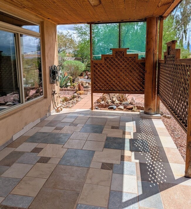 Building Photo - Santa Fe Vistas House!