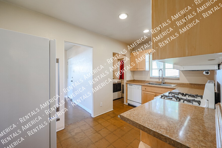 Building Photo - 2911 E Flower St