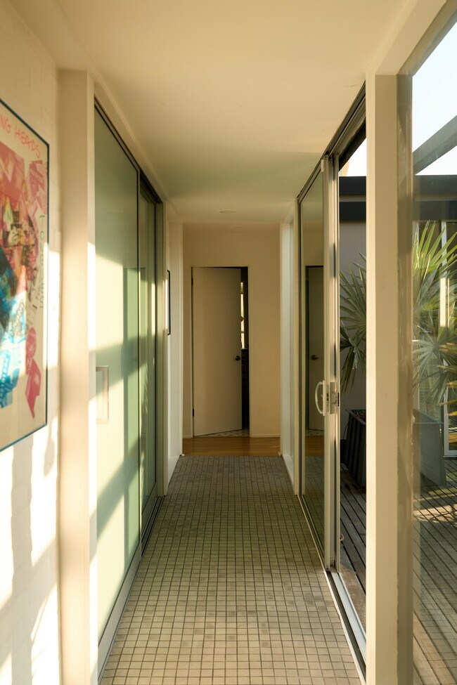 Building Photo - 2743 Hollyridge Dr