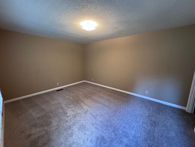 Building Photo - 2 Bedroom, 1 Bath House In Outskirts of Co...