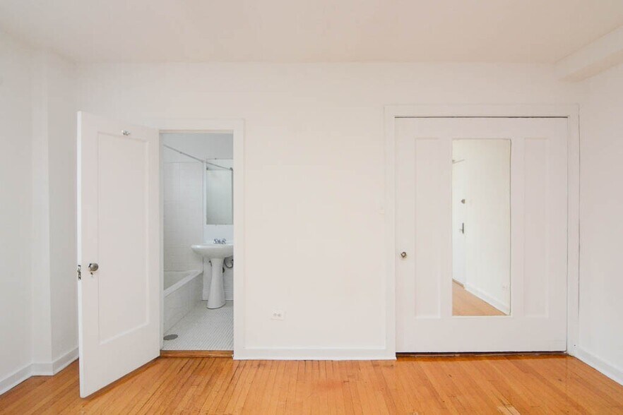 Building Photo - 941 W Carmen Ave