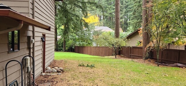 Building Photo - LYNNWOOD Spacious 3 bdrm + Den & Family Room Home
