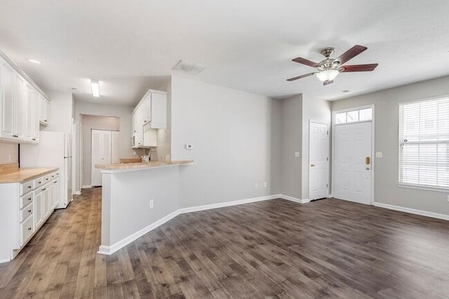 Building Photo - Beautiful town home in the quiet Towne Park community!!