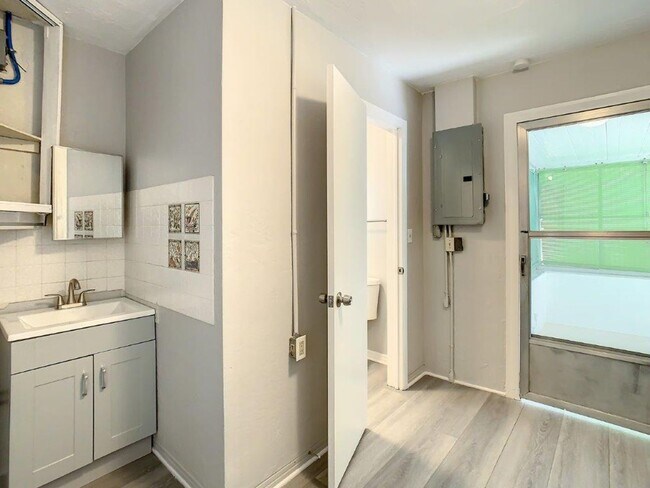 Building Photo - Beautiful 2/2 ~1000Sq. Ft. with NEW floors...