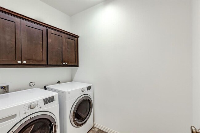 Building Photo - 3405 Venezia View
