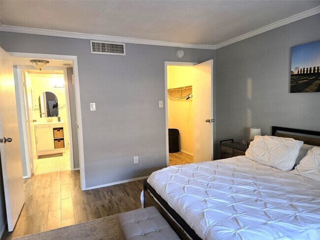 Building Photo - 10053 Westpark Dr