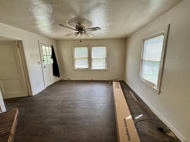 Building Photo - 2/1 with extra space in Uptown Shelby, NC