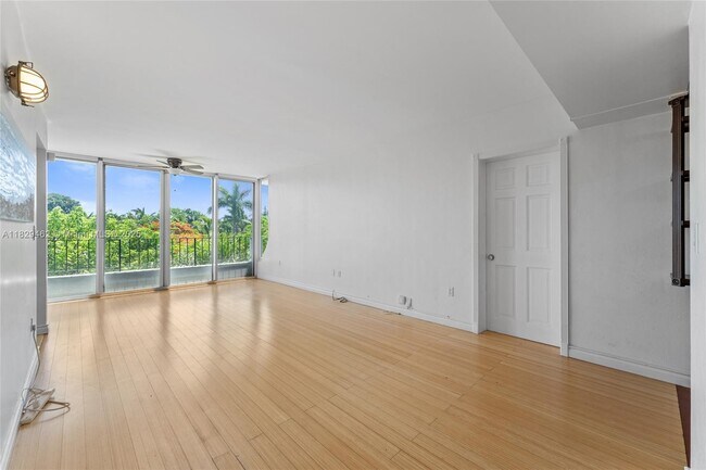 Building Photo - 2539 Bayshore Dr